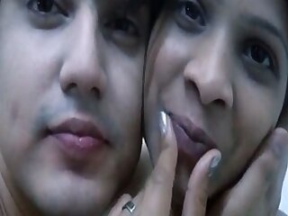 Desi Dude With amateur Uber-cute Gf in a romantic mood