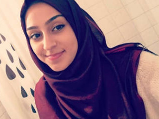Ela Quente's super-hot paki hijab woman demonstrates off her naked images and  in HD