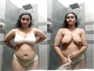 Desi babe records her own naked