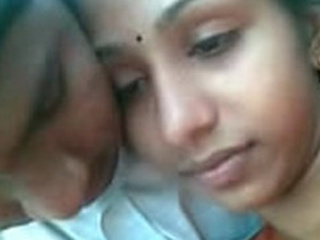 Mallu BF's failed try to smooch his girlfriend while on the beach