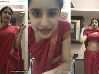 Lovely web cam model uncovers her intimity in a provocative saree