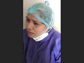 Indian nurse gives blowage to doctor in medical facility