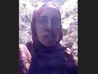 Pakistani older  has outdoor hookup with her partner