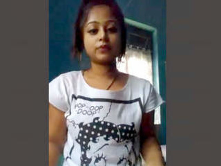 Indian babe flaunts her voluptuous kinks in front of her