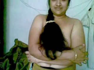 Indian bhabhi in sari sends hot MMS