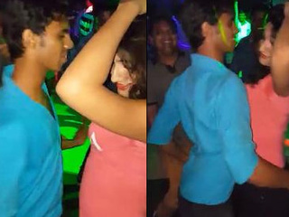 Indian damsel performs sensuous dance at Gurgaon nightclub with guys
