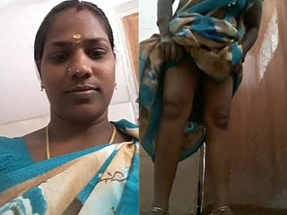 Indian aunt's super-steamy douche episode with pissing element