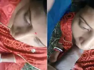 Desi bhabhi gives a blowjob in public for MMS