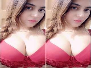 Superstar Pakistani stunner  her bare body in selfies