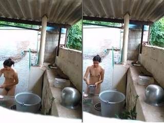 Exclusive movie of a Desi girl bathing and getting caught on camera