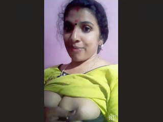 Aunt-in-law Mallu flaunts her phat cleavage
