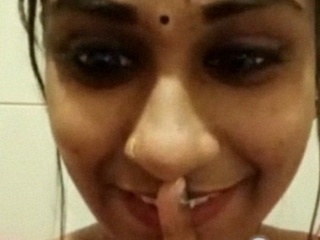Indian Tamil nymph pleasures herself on cam