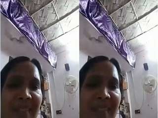 Desi Bhabhi Gives a Sneak Glimpse of Her Tasty Cooch