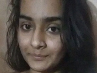 Pakistani desi female bares it all in MMS selfies