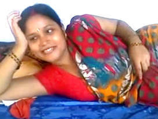 Indian housewife from a village reveals her baps