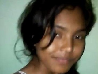 Indian gal takes bare selfie vid in solo performance