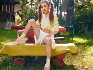 Hottie orgasms on a bench